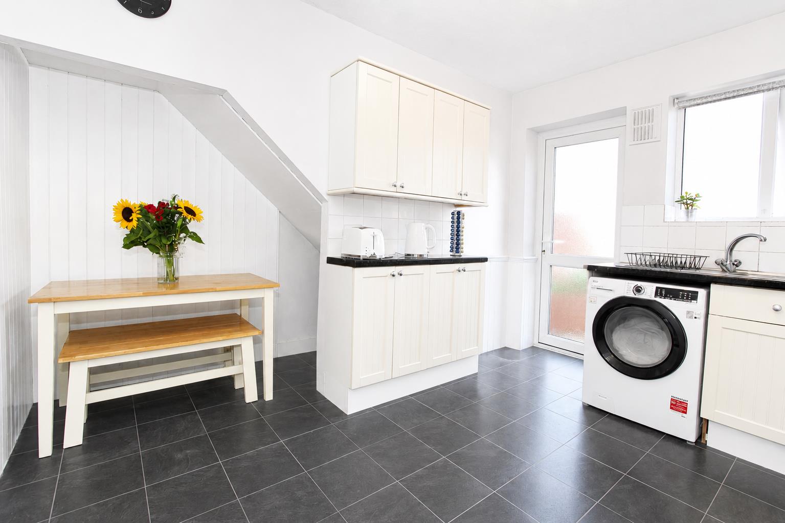2 bed property in Parkgate Road, Wallington